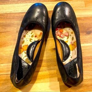 Born women’s flats black size 9